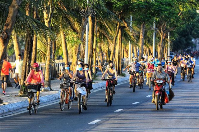 Phớt lờ lệnh cấm, người dân Thủ đô vẫn vô tư đạp xe, tập thể dục như không hề có dịch - Ảnh 8.