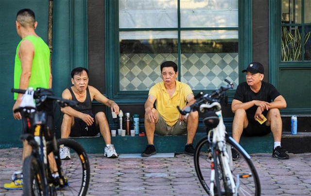 Phớt lờ lệnh cấm, người dân Thủ đô vẫn vô tư đạp xe, tập thể dục như không hề có dịch - Ảnh 5.