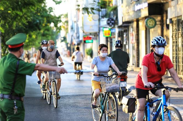 Phớt lờ lệnh cấm, người dân Thủ đô vẫn vô tư đạp xe, tập thể dục như không hề có dịch - Ảnh 1.