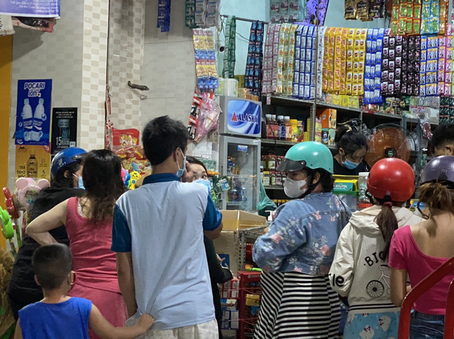 Bà Rịa - Vũng Tàu: Người dân ùn ùn đi mua đồ ăn dự trữ trước ngày giãn cách xã hội - Ảnh 2.