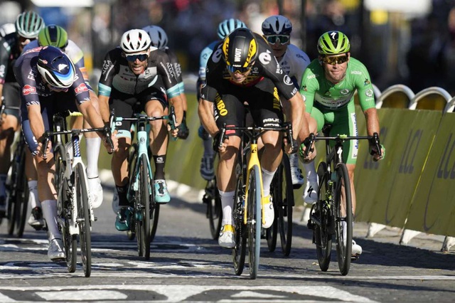 Tadej Pogacar đăng quang Tour de France 2021 - Ảnh 2.