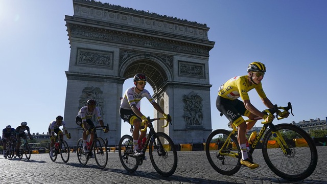 Tadej Pogacar đăng quang Tour de France 2021 - Ảnh 1.