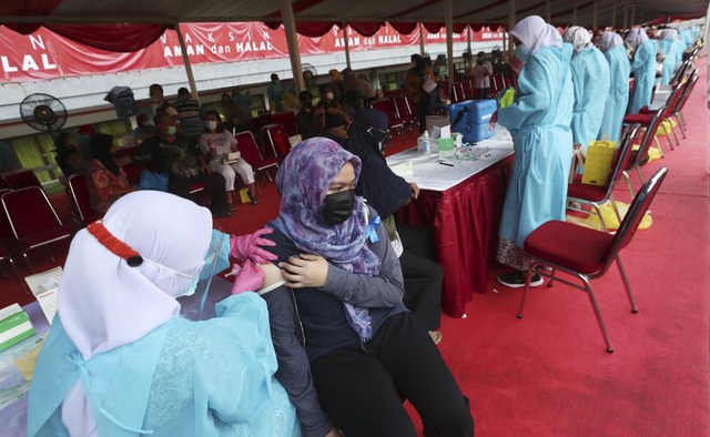 Số ca mắc COVID-19/ngày tại Indonesia liên tục vượt mốc 50.000 người - Ảnh 1.