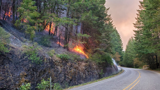 Cháy rừng bùng phát và lan rộng tại nhiều bang miền Tây nước Mỹ - Ảnh 1.