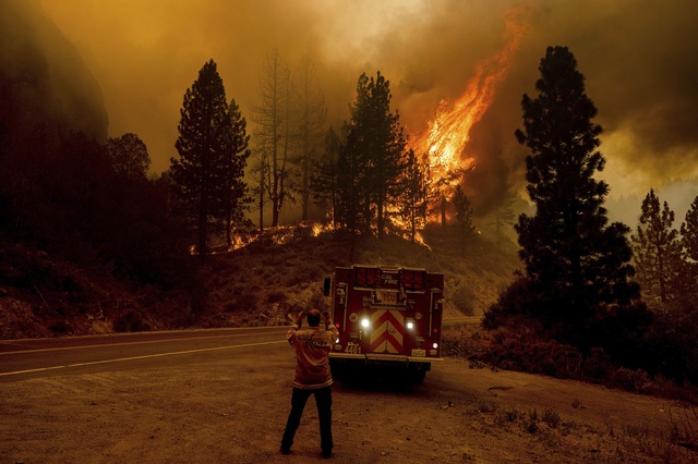 Cháy rừng bùng phát và lan rộng tại nhiều bang miền Tây nước Mỹ - Ảnh 10.