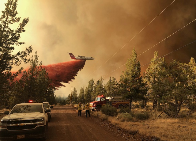 Cháy rừng bùng phát và lan rộng tại nhiều bang miền Tây nước Mỹ - Ảnh 2.