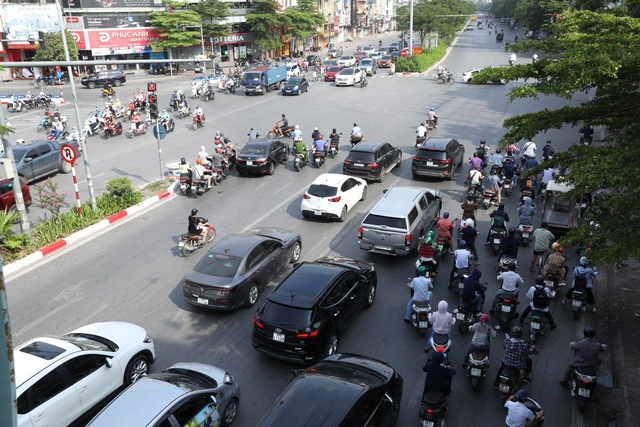Nhiều tuyến phố Hà Nội vẫn đông người vào đầu giờ sáng - Ảnh 4.