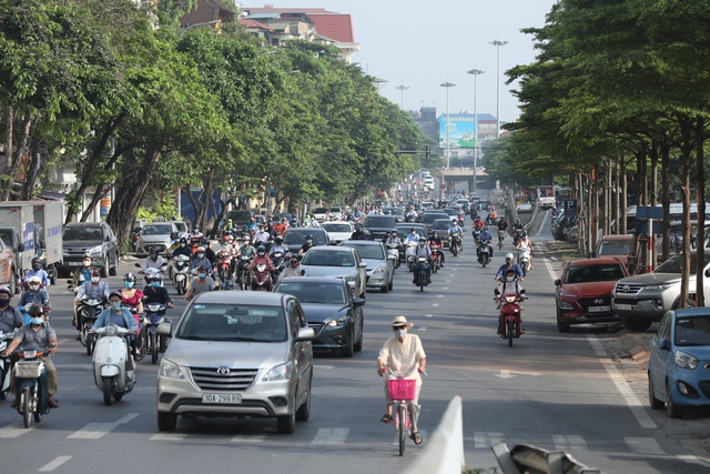 Nhiều tuyến phố Hà Nội vẫn đông người vào đầu giờ sáng - Ảnh 1.