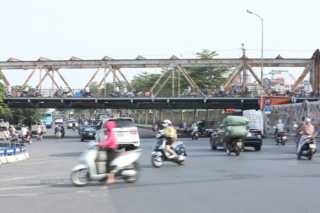 Nhiều tuyến phố Hà Nội vẫn đông người vào đầu giờ sáng - Ảnh 6.