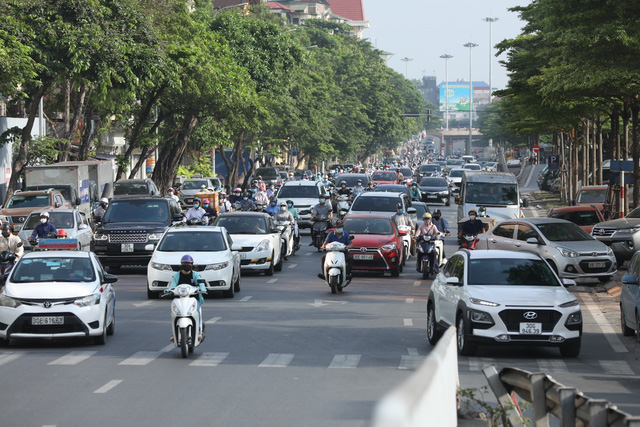 Nhiều tuyến phố Hà Nội vẫn đông người vào đầu giờ sáng - Ảnh 2.