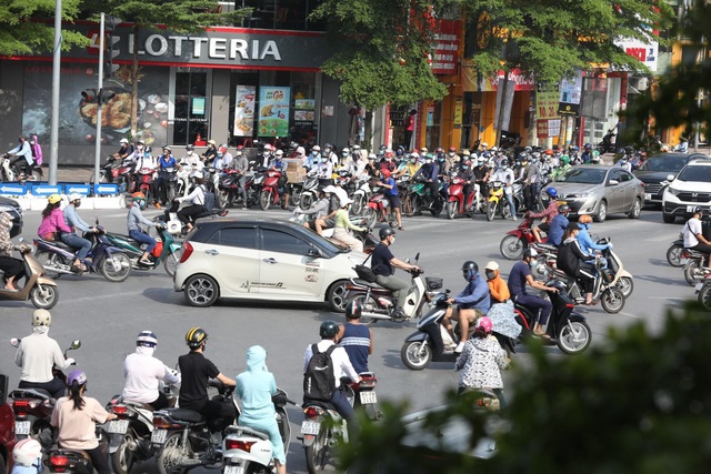 Nhiều tuyến phố Hà Nội vẫn đông người vào đầu giờ sáng - Ảnh 3.