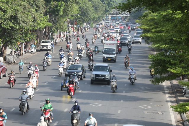 Nhiều tuyến phố Hà Nội vẫn đông người vào đầu giờ sáng - Ảnh 8.