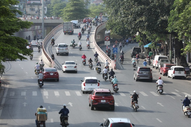 Nhiều tuyến phố Hà Nội vẫn đông người vào đầu giờ sáng - Ảnh 7.
