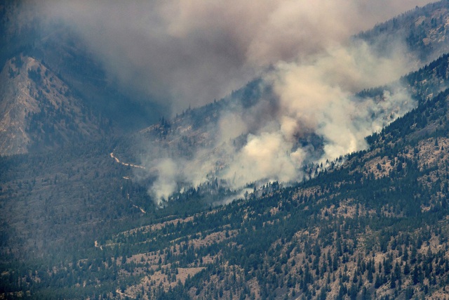 Cháy rừng dữ dội trong đợt nắng nóng kỷ lục, Canada ban bố lệnh sơ tán khẩn cấp - Ảnh 1.