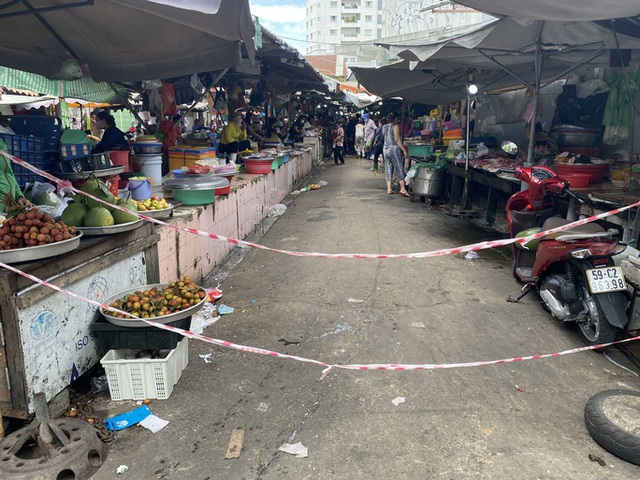 TP Hồ Chí Minh mở lại chợ truyền thống chỉ bán thực phẩm tươi sống, hàng thiết yếu - Ảnh 1.