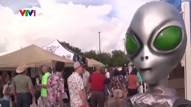 Lễ hội người ngoài hành tinh thu hút hàng nghìn du khách - Ảnh 1.