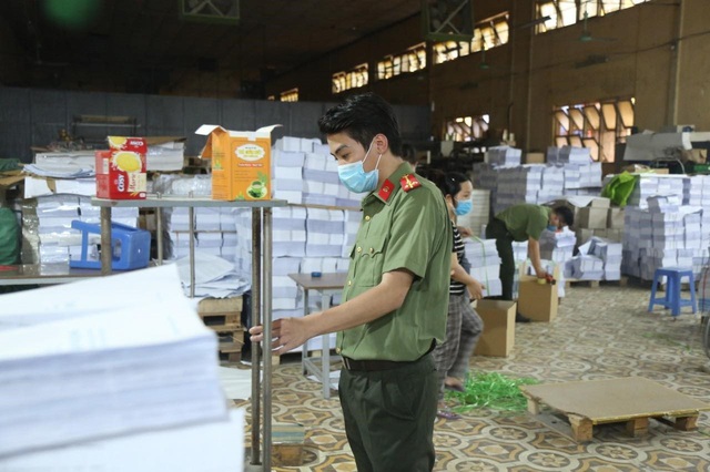 Hà Nội: Phát hiện 2 xưởng in lậu hàng chục nghìn cuốn sách giáo khoa - Ảnh 1.