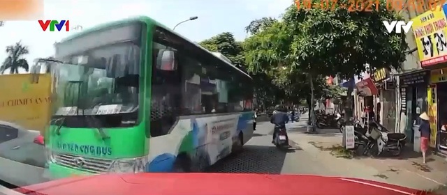 Hung thần xe bus lấn làn gây nguy hiểm cho người tham gia giao thông - Ảnh 1.