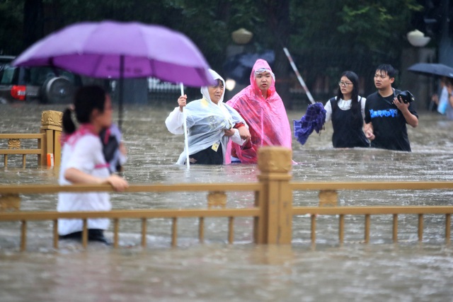 Trung Quốc khắc phục hậu quả mưa lũ nghiêm trọng, ít nhất 33 người đã thiệt mạng - Ảnh 2.