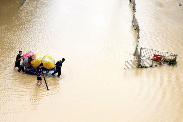 Trung Quốc khắc phục hậu quả mưa lũ nghiêm trọng, ít nhất 33 người đã thiệt mạng - Ảnh 1.