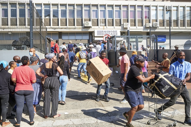 Hơn 330 người thiệt mạng trong vụ bạo loạn gây bất ổn tồi tệ nhất ở Nam Phi - Ảnh 1.