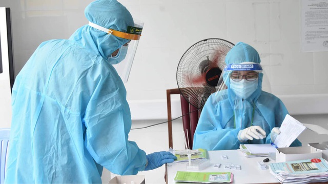 TP. Hồ Chí Minh tiêm vaccine phòng COVID-19 cho người trên 65 tuổi - Ảnh 4.