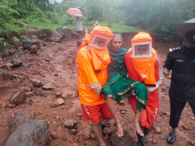 Lũ lụt, lở đất nghiêm trọng ở Ấn Độ khiến 129 người thiệt mạng - Ảnh 3.