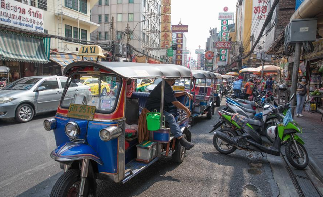 Dịch vụ xe chở khách tại Thái Lan khốn đốn vì dịch bệnh - Ảnh 1.