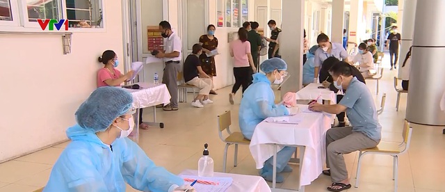Hà Nội triển khai tiêm vaccine tại các quận, huyện, thị xã - Ảnh 1.