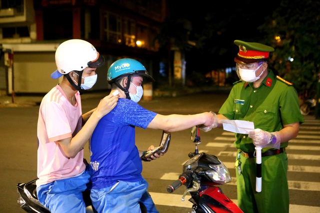 TP Hồ Chí Minh xử phạt nhiều trường hợp ra đường sau 18h không có lý do cấp thiết - Ảnh 3.