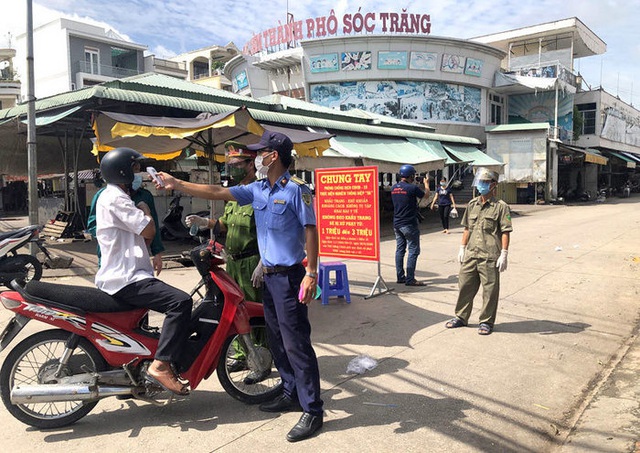 
Many checkpoints have been set up in Soc Trang to guide traffic flow and implement medical control task against COVID-19. (Photo: NDO)
