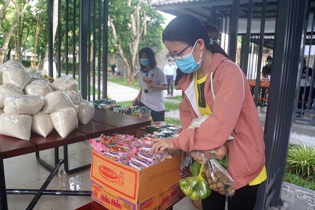 
Students of Can Tho University buy essential goods right at the university’s campus. (Photo: NDO)
