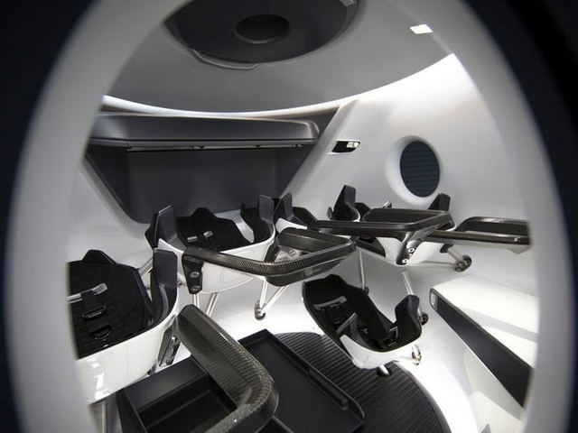 Toilet vũ trụ trên tàu SpaceX nằm trong lồng kính ngắm cảnh 360 độ - Ảnh 3.