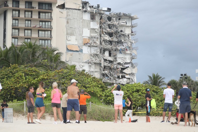 Vụ sập chung cư ở Florida: Số người chết tăng lên 24 người, phá hủy phần còn lại của tòa nhà trước khi bão đổ bộ - Ảnh 3.