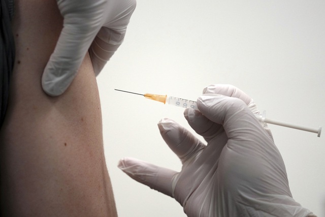 Tiêm phòng vaccine COVID-19 đầy đủ giúp giảm 98% nguy cơ tử vong - Ảnh 1.