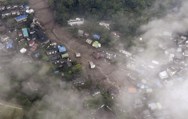 Lở đất nghiêm trọng tại Nhật Bản: Ít nhất 2 người thiệt mạng, hàng chục người mất tích - Ảnh 1.