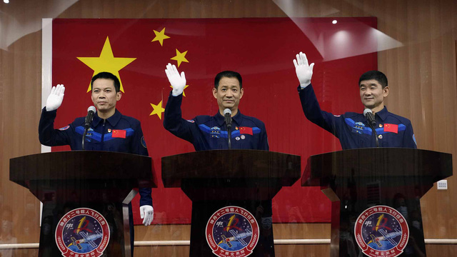 Phi hành gia Trung Quốc lần đầu đi bộ ra ngoài trạm vũ trụ Thiên Cung - Ảnh 1.