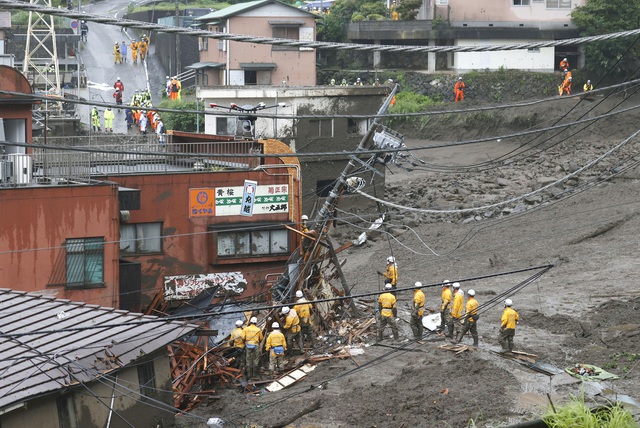 Lở đất nghiêm trọng ở Nhật Bản: Lực lượng cứu hộ chạy đua với thời gian tìm kiếm hơn 100 người mất tích - Ảnh 6.