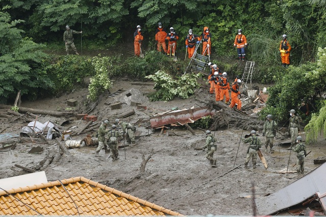 Lở đất nghiêm trọng ở Nhật Bản: Lực lượng cứu hộ chạy đua với thời gian tìm kiếm hơn 100 người mất tích - Ảnh 4.
