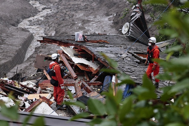 Lở đất nghiêm trọng ở Nhật Bản: Lực lượng cứu hộ chạy đua với thời gian tìm kiếm hơn 100 người mất tích - Ảnh 1.