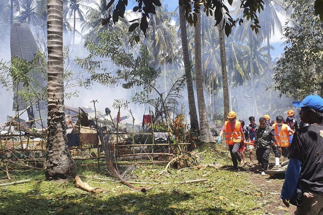 Tai nạn rơi máy bay quân sự ở Philippines: Số nạn nhân thiệt mạng tăng lên 45 người - Ảnh 2.