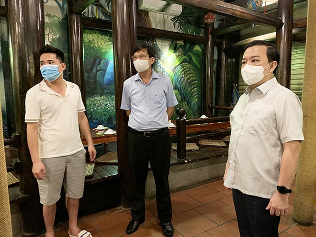 Phó Chủ tịch UBND TP Hà Nội kiểm tra đột xuất các nhà hàng trong đêm, yêu cầu xử lý nghiêm vi phạm - Ảnh 2.