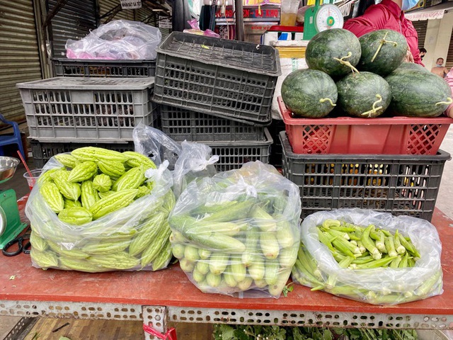TP Hồ Chí Minh: Dưa leo 80.000 đồng/kg, rau xanh ở chợ giá tăng chạm đỉnh - Ảnh 2.