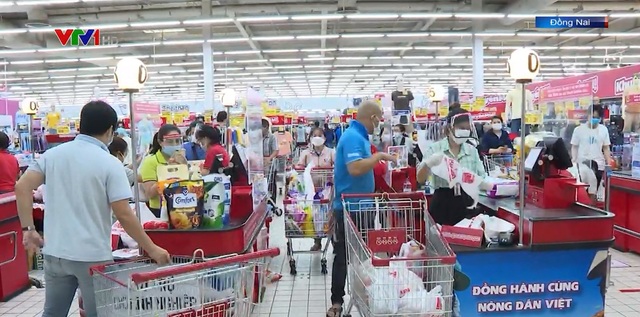 Người dân Đồng Nai đổ xô đi mua hàng tại các siêu thị - Ảnh 1.
