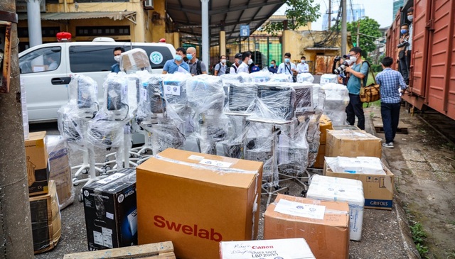 Hàng trăm trang thiết bị y tế lên đường vào TP Hồ Chí Minh - Ảnh 2.