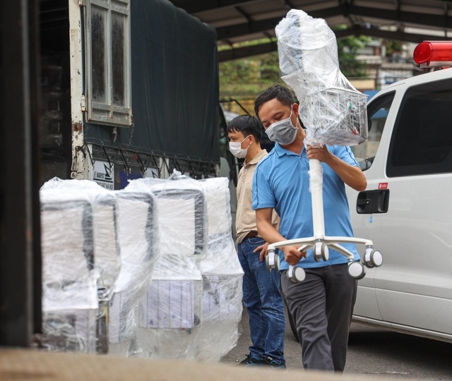 Hàng trăm trang thiết bị y tế lên đường vào TP Hồ Chí Minh - Ảnh 3.