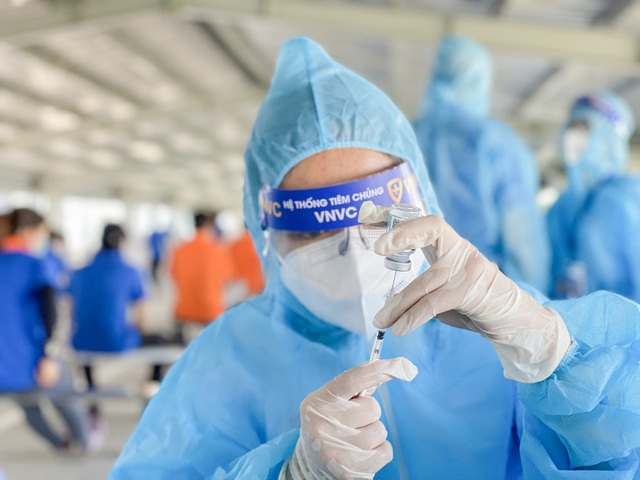VNVC cử thêm 200 nhân lực tham gia chiến dịch tiêm chủng vaccine COVID-19 diện rộng tại Bình Dương - Ảnh 4.