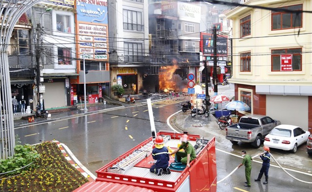 Lào Cai: Cửa hàng gas cháy dữ dội, nhiều bình gas nổ như bom - Ảnh 1.