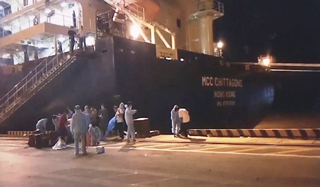 Tiếp nhận 18 thuyền viên gặp nạn trên vùng biển quốc tế - Ảnh 1.