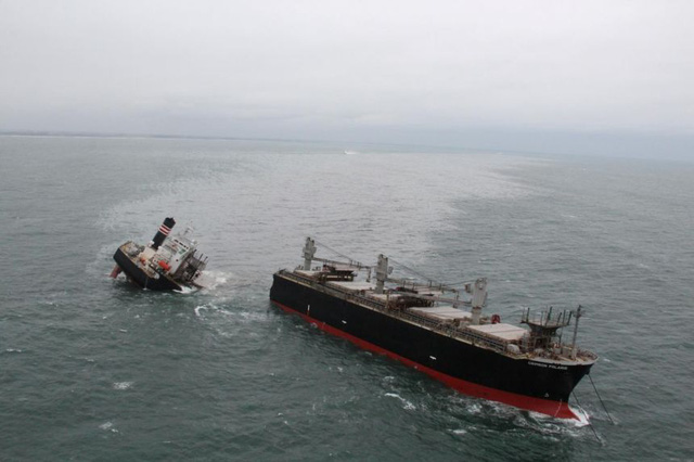 Tàu Panama bị mắc cạn và vỡ làm đôi tại vùng biển Nhật Bản - Ảnh 1.